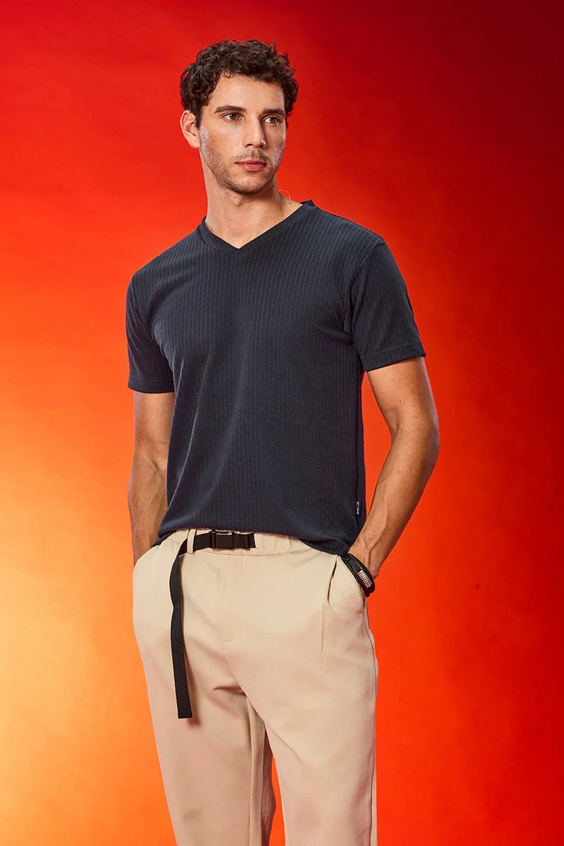 سنيتش تي شيرت بياقة على شكل حرف  بقصة عادية مطاطية